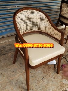 Kursi Cafe Sandaran Rotan Finish Natural Wood